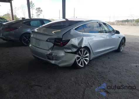 2018 Tesla Model 3 Long Range/Mid Range z USA, uszkodzony, nr VIN 5YJ3E1EA7JF009688